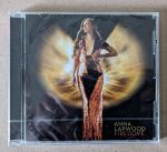 Cover des Albums FIREDOVE von Anna Lapwood Anna Lapwood steht im rötlichen Glitzerkleid vor einem gelblichen, flügelähnlichem Licht