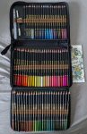 geöffnete Reißverschlusstasche, darinnen 72 Aquarell-Buntstifte samt Pinsel, Stiftverlängerer, Spitzer und Pinsel mit Wasserreservoir