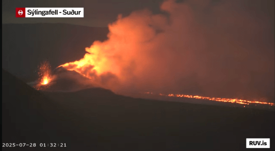 Bildschirmfoto der Eruption vom 16.07.2025 Livestream von RÚV. Unten links steht 2025-07-28 01:32:21 Oben links im Eck steht die Standortangabe der Kamera: Sýlingafell - Suđur Die Kamera hat auf die Eruption herangezoomt. Links ist ein Krater zu erkennen, der sich gebildet hat seit dem 16.07., aus dem orange-gelber Feuerschein zu sehen ist. Von dem Feuerschein ziehen die Rauchschwaden nach rechts in die Dunkelheit. Darunter ist ausgetretene Lava zu erkennen. Am Krater links hat sich eine kleine neue Eruptionsöffnung gebildet, aus der ebenso Lava emporschießt. Unten rechts steht RUV.is