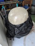 Der Blob aus Bauschaum quillt aus der abgedeckten Tasche.