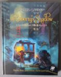Cover des Quellenbuchs zum Rollenspiel Rivers of London Der Titel lautet: In Liberty's Shadow und ist ein Quellenbuch für Fälle in den USA. Zu sehen sind eine Frau und ein Mann vor einer San Francisco-Tram, die anscheinend einen Magiekampf gegeneinander führen. Im Hintergrund ist eine Brücke zu sehen.
