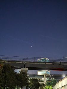 Venus und Jupiter dicht zusammen am Morgenhimmel, darunter Gebäude