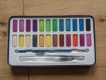 Aquarellkasten mit 24 teils metallischen Farben samt Pinsel und Wassertankpinsel