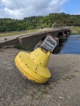Boje mit Beschriftung "Untiefe Brücke Asel 235,0 m ü.NN" vor Aseler Brücke im Hintergrund, wasserfrei