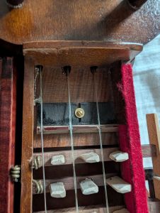 Sattel der Drehleier mit drei Melodiesaiten befestigt mit einer Schraube in der Mitte