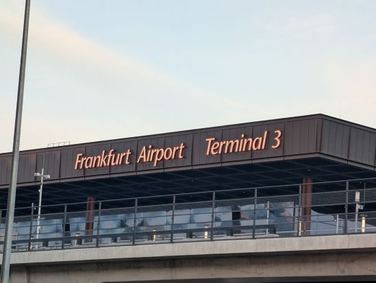 Gebäude mit Aufschrift Frankfurt Airport Terminal 3