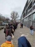 Lange Menschenschlange, im Hintergrund der Turm der Bockenheimer Warte