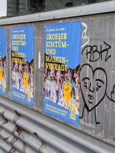 Plakate mit der Aufschrift "GROSSER KOSTÜM- UND MASKENVERKAUF der Oper und Schauspiel Frankfurt im Bockenheimer Depot am 31. Januar von 10-16 Uhr