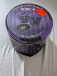 Dose des Geschenksets für die Serie Wednesday, Aufschrift auf dem Deckel "Mug, Coaster & Keepsake Tin Gift Set" Preis ist reduziert auf 4,99 von 14,99