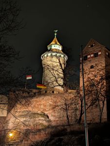 Erleuchteter Turm der Nürnberger Burg bei Nacht