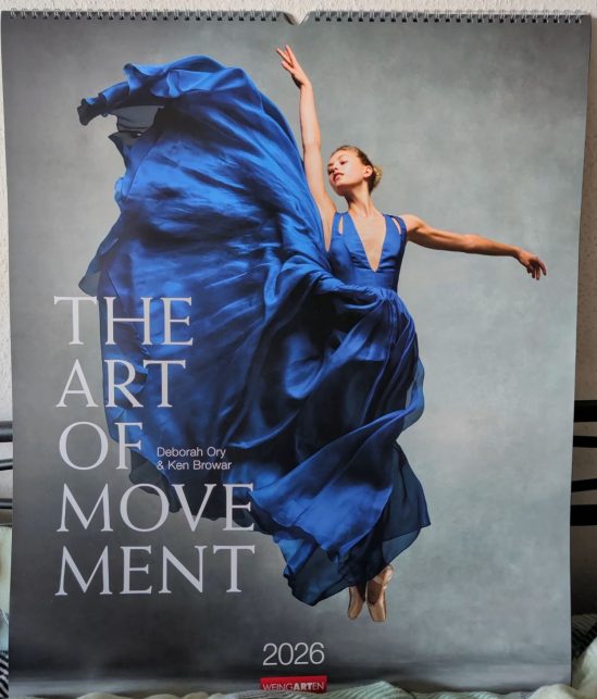 Titelbild des Kalenders THE ART OF MOVEMENT 2026 vom Weingarten Verlag Autoren: Deborah Ory & Ken Browar Eine Frau im blauen flatterndem Kleid im Ballet-Sprung nach oben