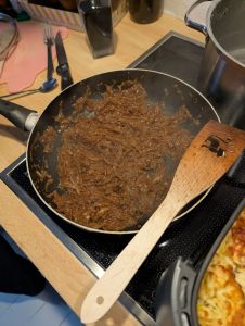 Zwiebeln zusammengeschmurgelt in der Pfanne
