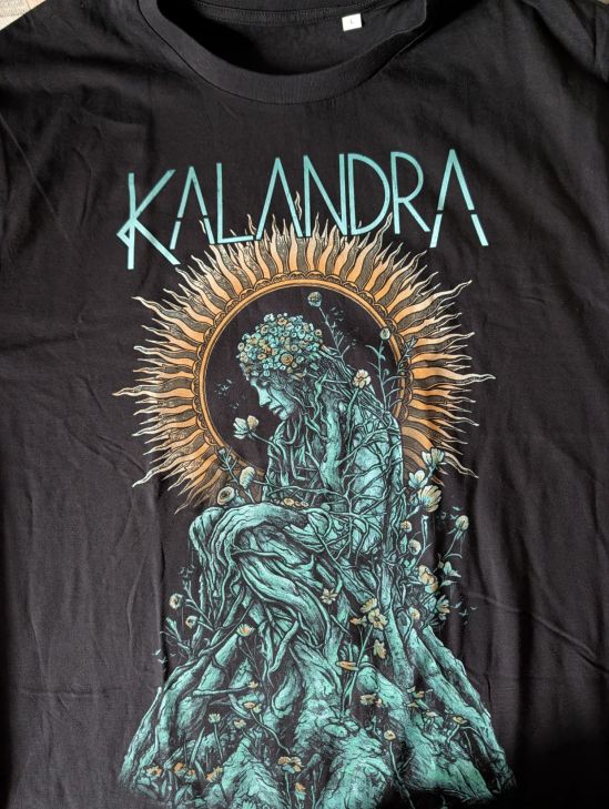 T-Shirtmotiv von KALANDRA Eine Art sitzende Nymphe aus Wurzeln vor einem Feuerkreis aus Sonnenstrahlen